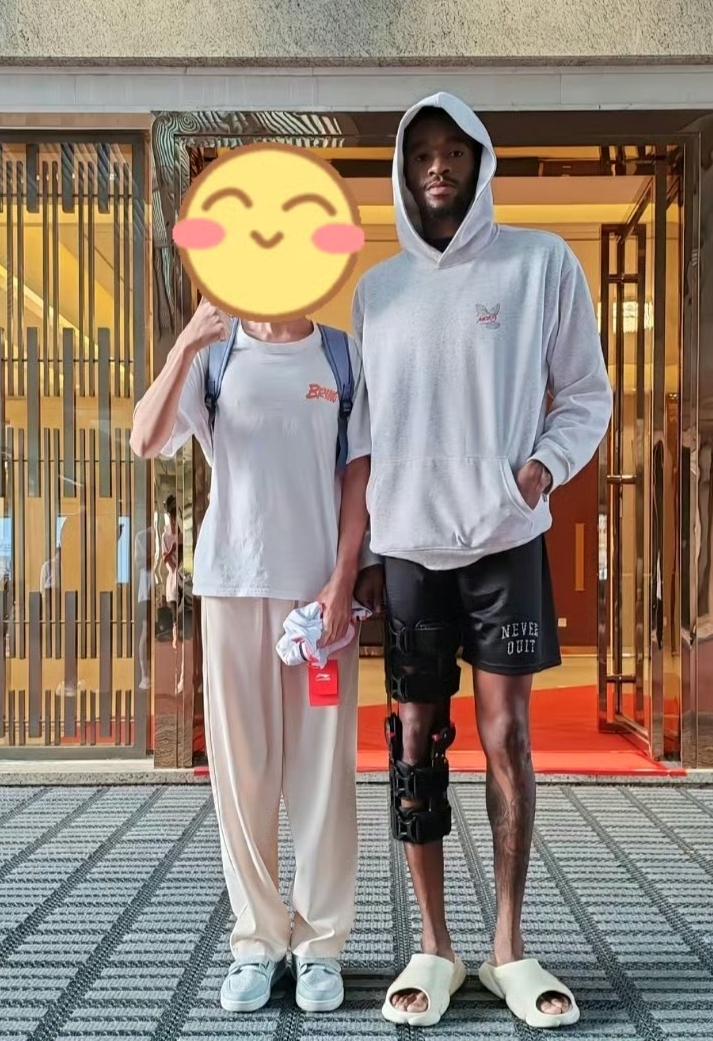 广东东阳光男篮外援萨姆纳被球迷偶遇，受伤的腿上仍戴着护具，不能参加季后赛的确是有