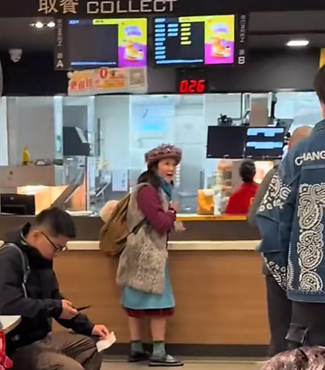 上海阿姨麦当劳买不到 9 块 9 的咖啡，怒怼麦当劳员工：你们一帮山里来的。上海