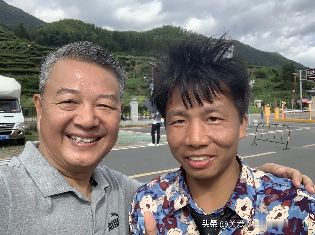 深圳东门“黄毛小宝”昨晚终于和郭有才同台演讲《我们不再是从前》

黄毛小宝跟随郭