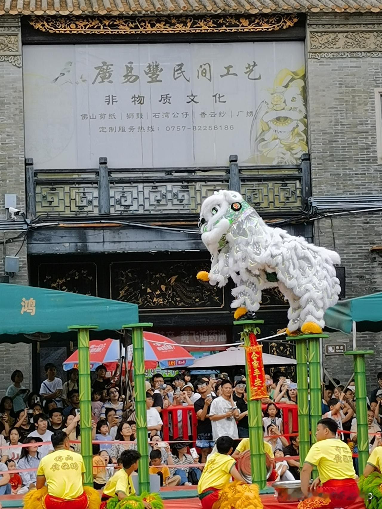 佛山“醒狮”到底有多拼？没保险绳、没护具，几十斤的人被举到两米高空还要精准落桩…