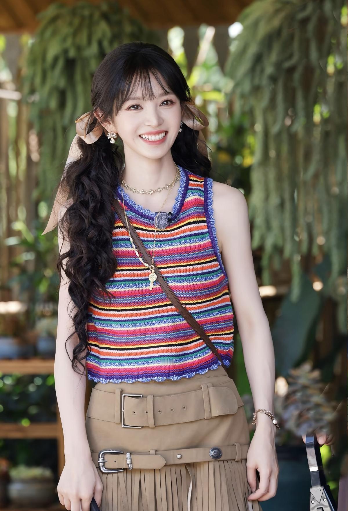 田曦薇彩虹条纹针织背心活力满满，双马尾系着浅咖色丝带，笑容灿烂明媚[赞]田园少女