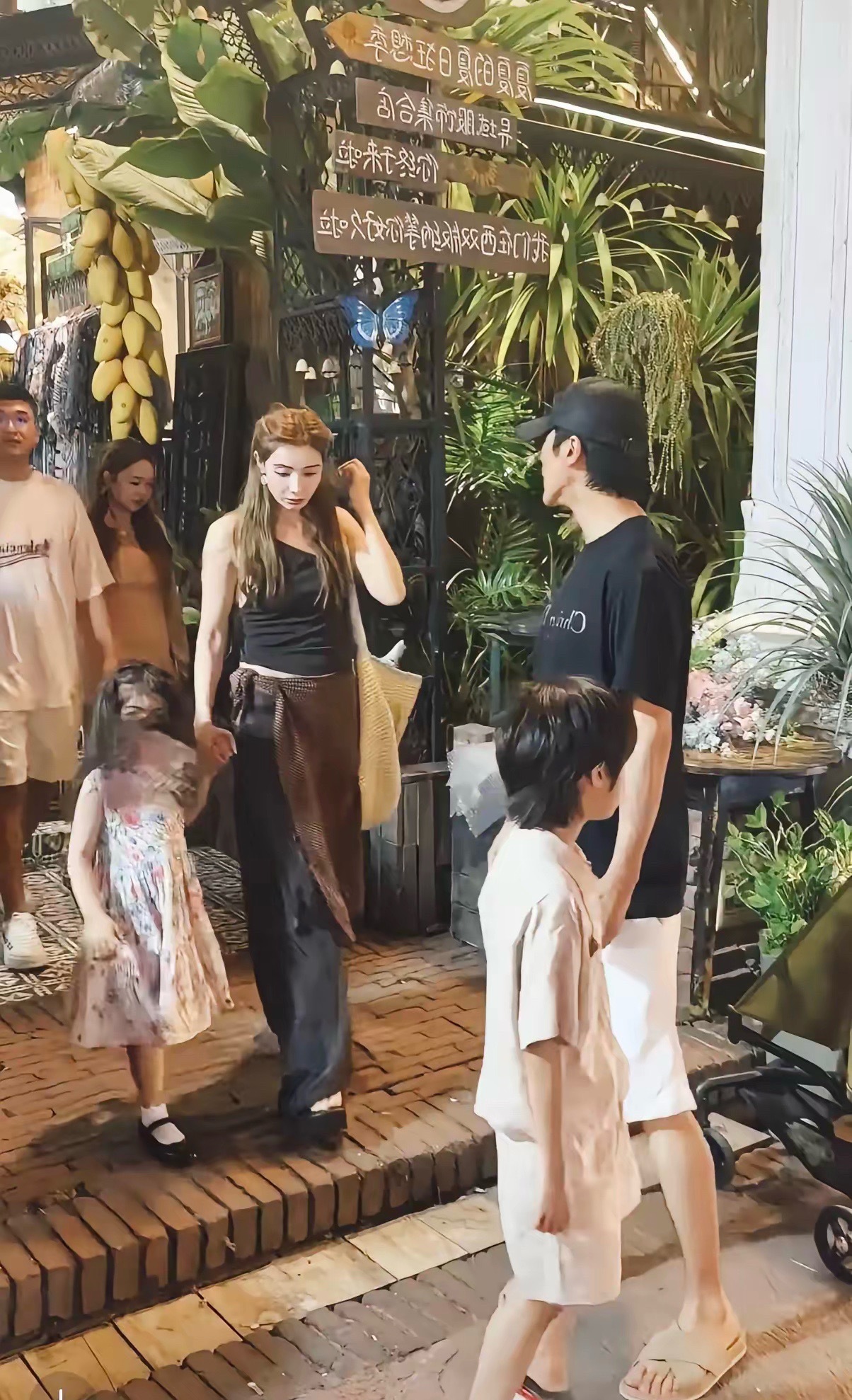 姜潮一家云南度假太养眼！麦迪娜穿吊带身材纤薄高挑，37岁状态好到爆。4岁女儿艾米