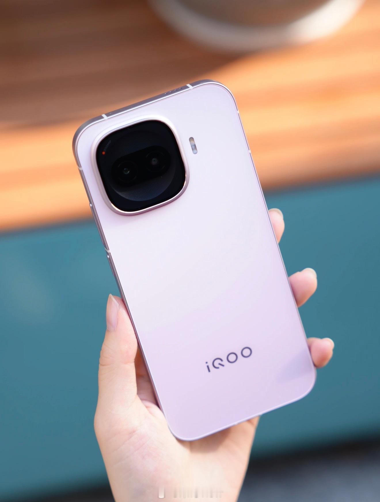 今天去线下摸了摸iQOO Z11 Turbo，6.59英寸的屏幕尺寸还不错，有充