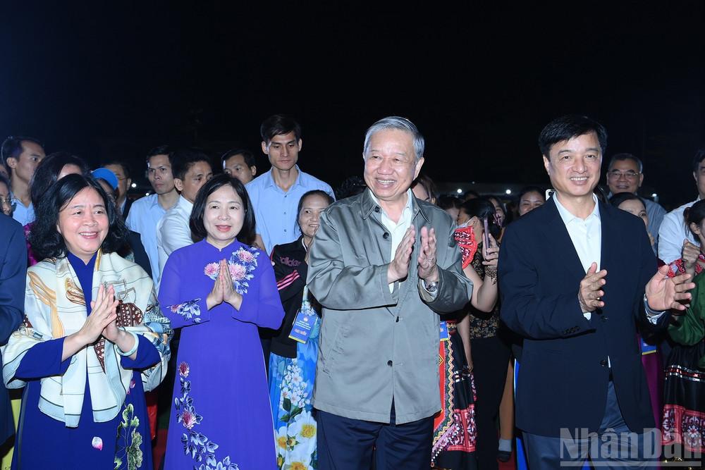 苏林虽然没有参加阮维玉的工作交接仪式，但苏林在出席河内市全国大团结日活动时，对阮