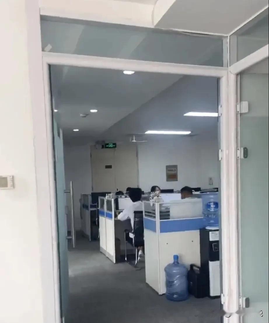 被公司优化的88年美工找到了新工作后却给我整郁闷了：求我给开个收入证明，说是她面