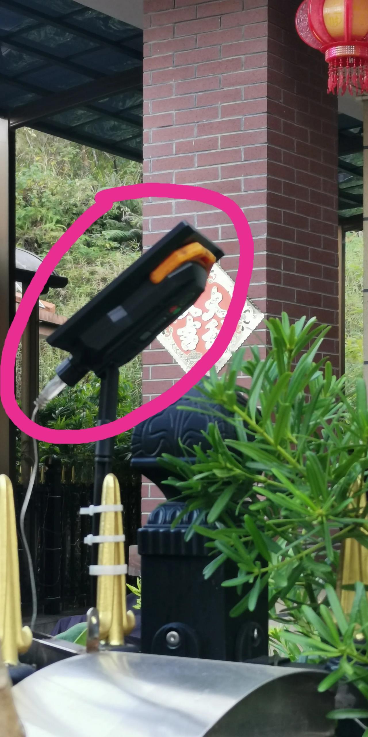 不懂就问，在一栋别墅院子围栏上看到的，在大门边上、栏杆高处，被绿植掩映着，不注意