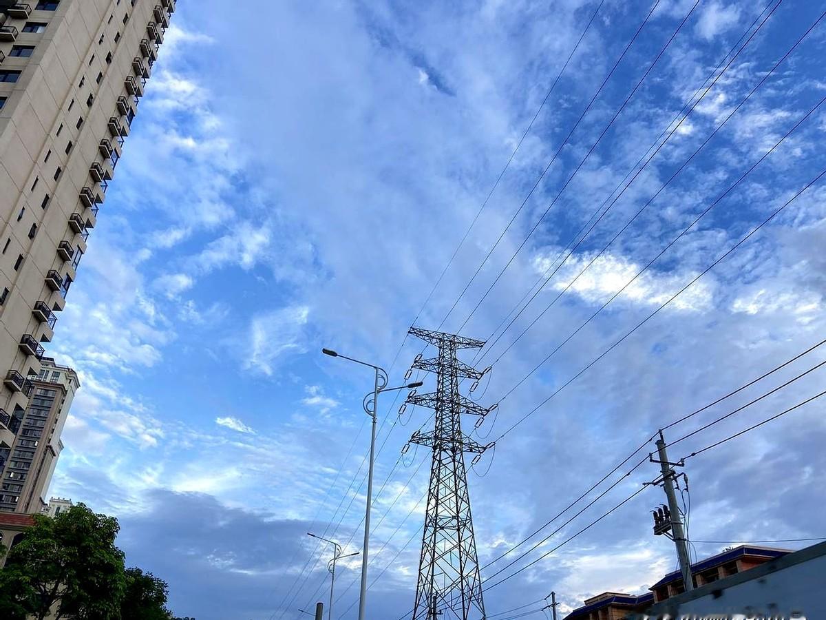 余华说：“低层次的家庭里，人的脑子里装的大部分是犟，在沟通上存在双重障碍，常常因