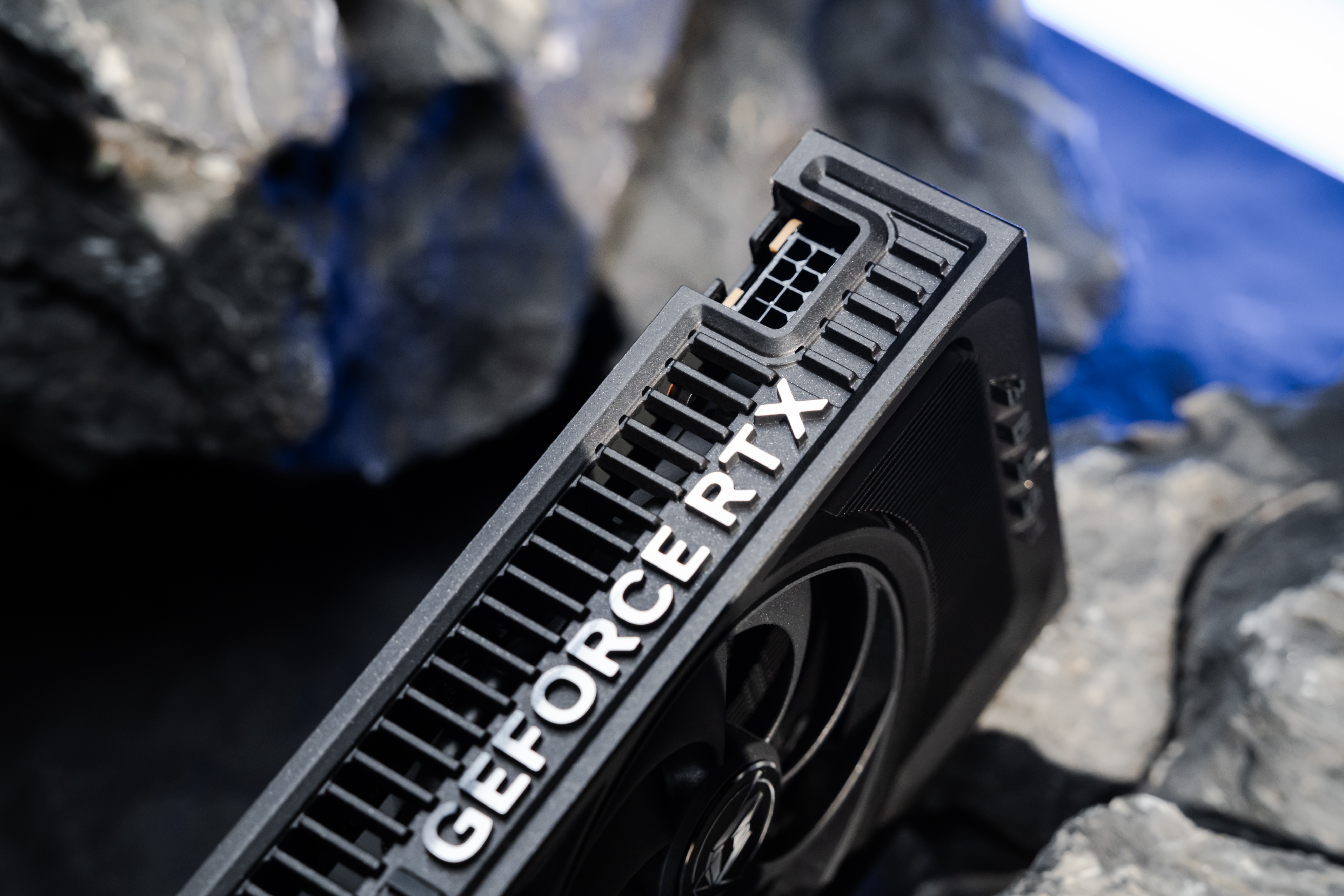 图赏：七彩虹单风扇RTX50系显卡