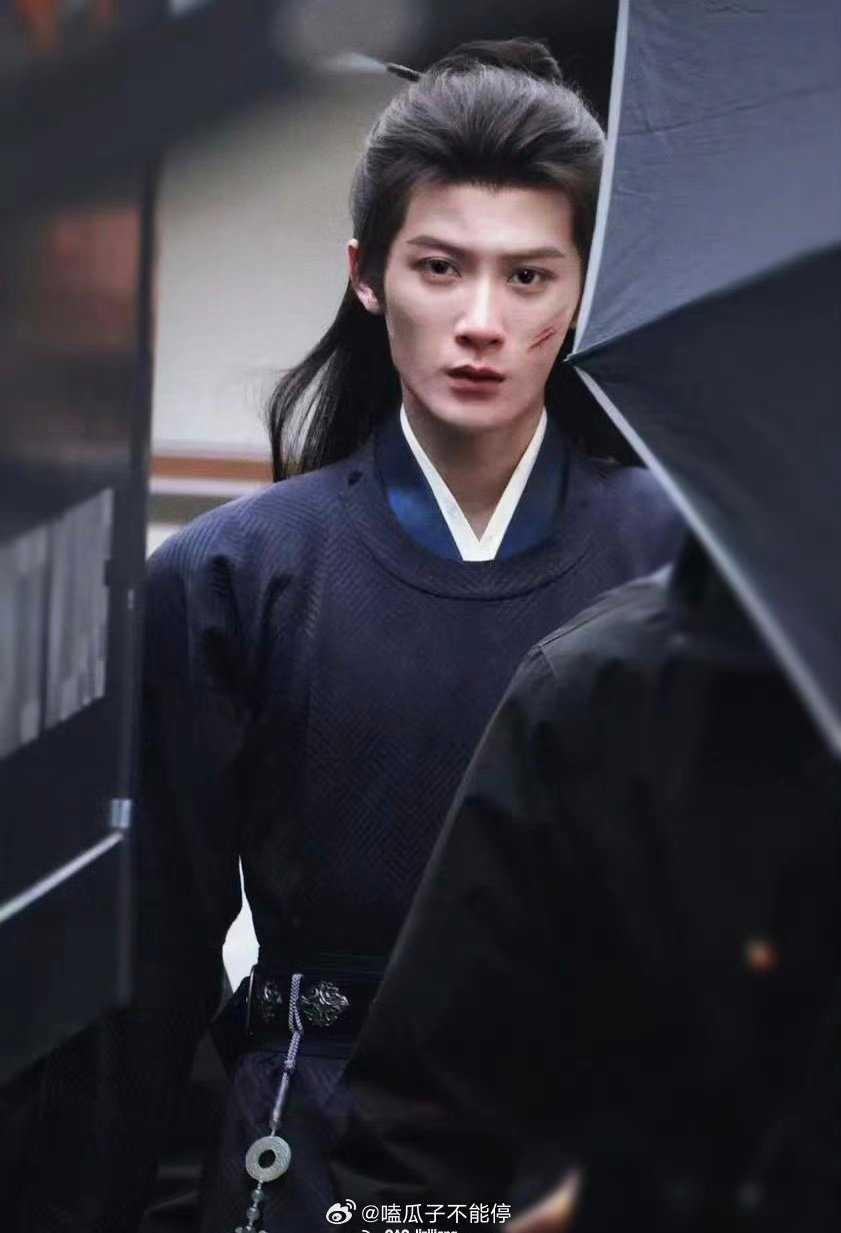 檀健次何不同舟渡战损路透图，真的好帅 