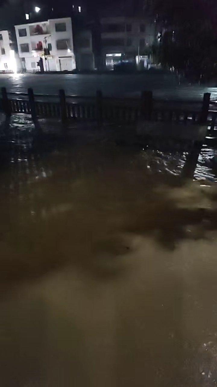 广东别下雨了，河水已经漫上来了
