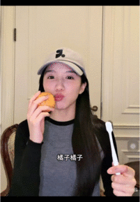苏晓彤这样玩牙刷橘子有她的道理 别管啦，苏晓彤玩牙刷橘子规则反着来还垒头上，每个