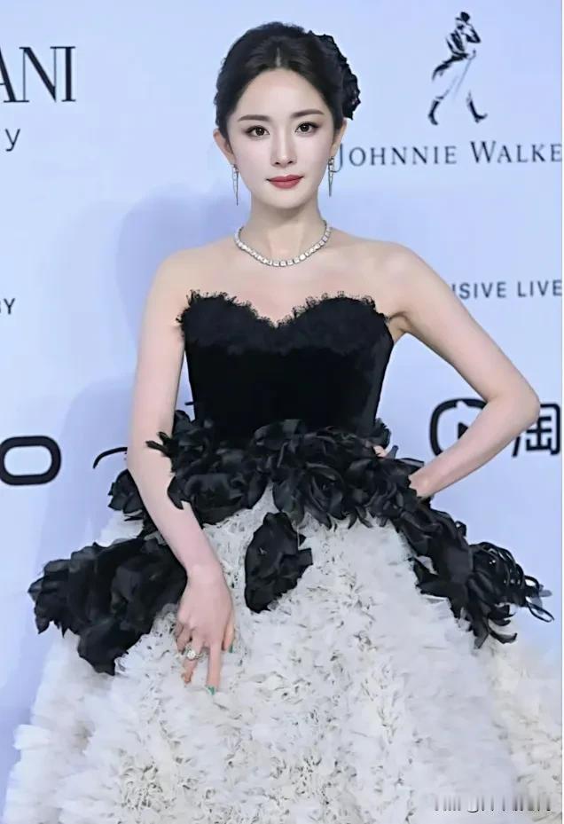 我敢说，这是杨幂服装造型最成功的一次#杨幂最美的裙子# #杨幂漂亮吗#