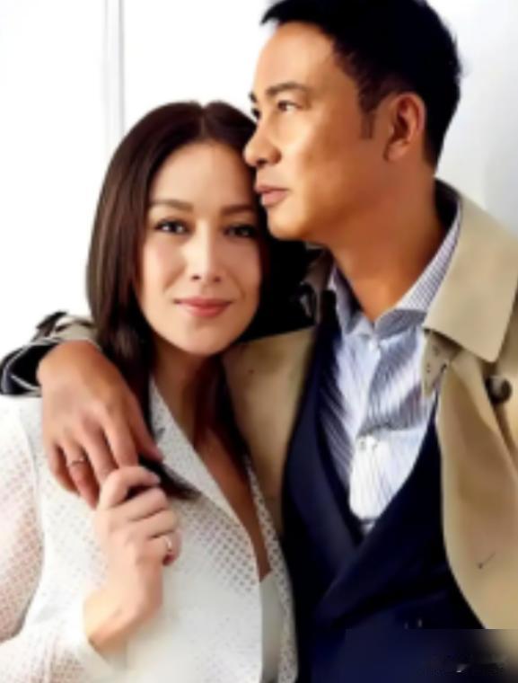 说好丁克8年，老婆意外怀孕后，任达华直接扔下工作飞奔回家，这转变也太快了。
之
