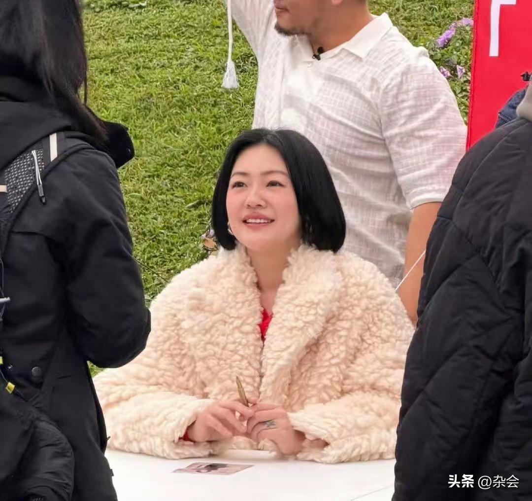 看到小S在台北街头办签名会的新闻，不得不感慨她的状态是真不错！
48岁这精气神太