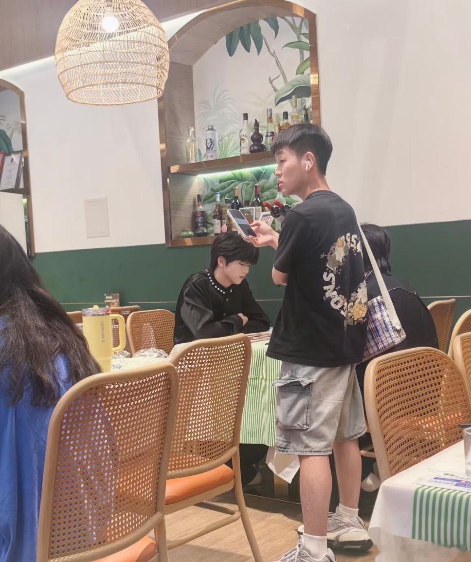 泰餐店偶遇张函瑞张桂源宝宝们吃的愉快偶遇张桂源张函瑞吃泰餐张函瑞张桂源约饭