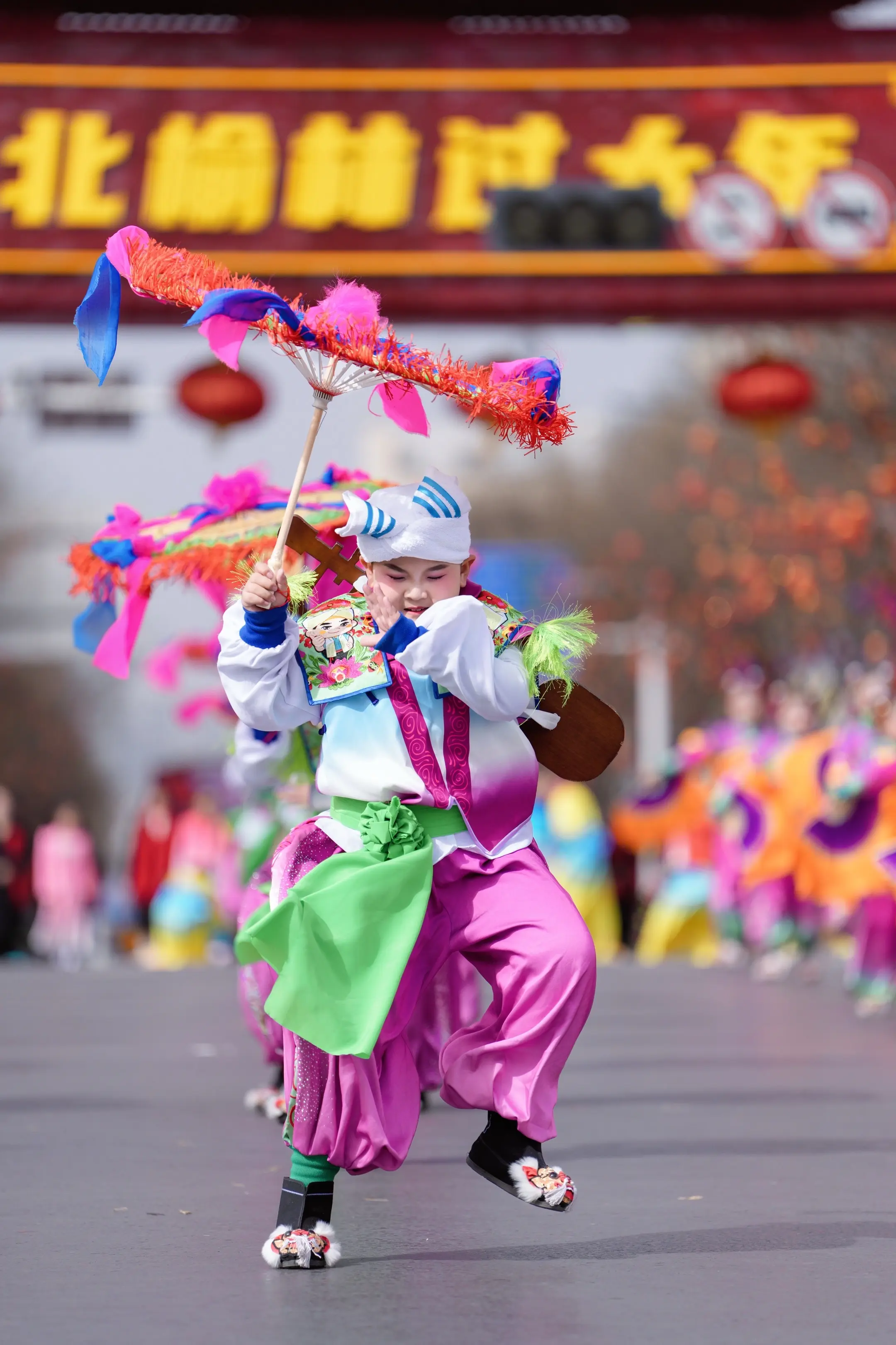 秧歌展演最萌男娃扭的贼起劲…