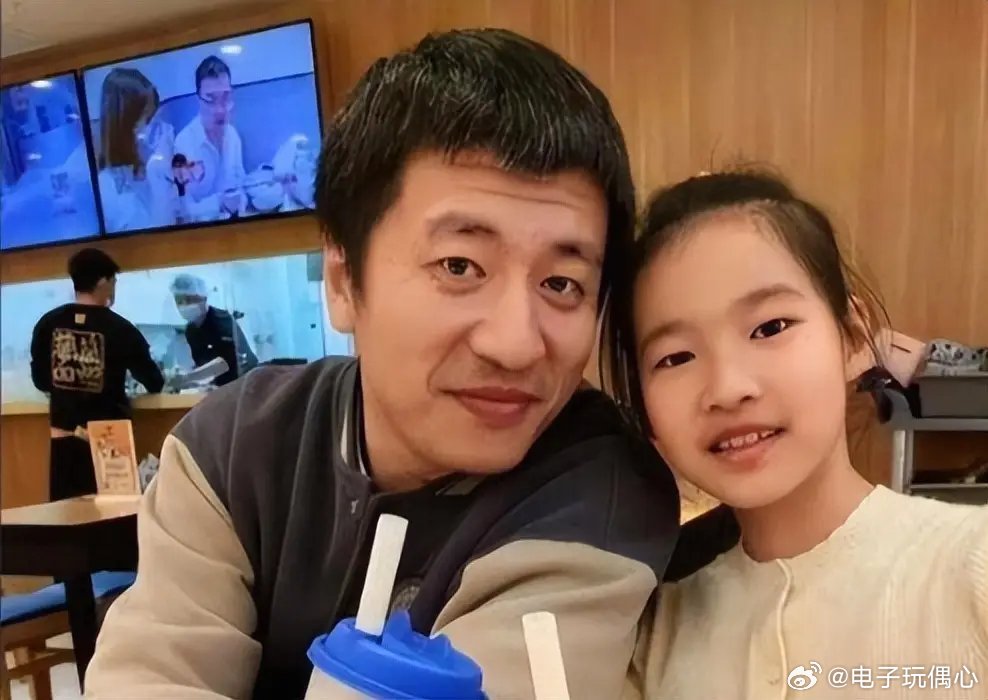 原来她是张雪峰妻子，高校副教授历史博士，相差7岁认识40天闪婚 