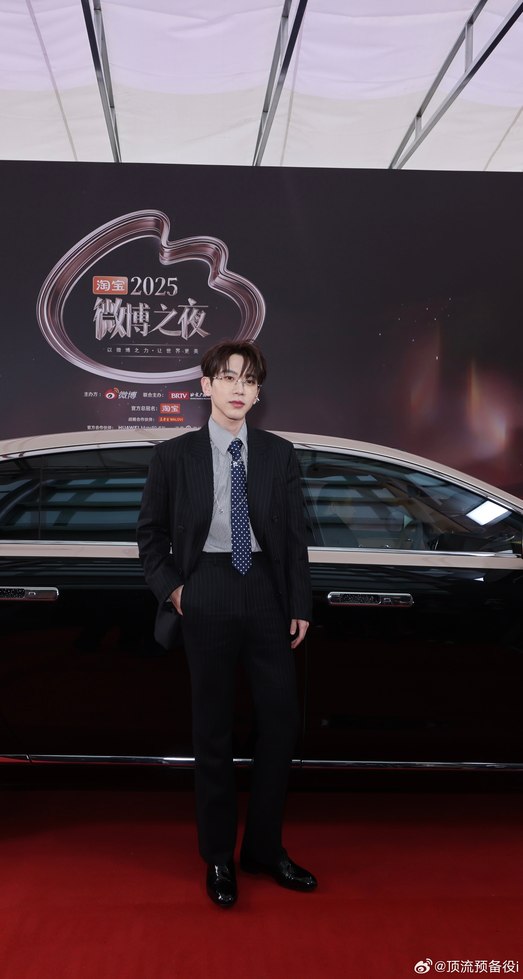 微博之夜明星首批下车生图 看到这些生图，感觉微博之夜的星光从下车就开始了！明星们