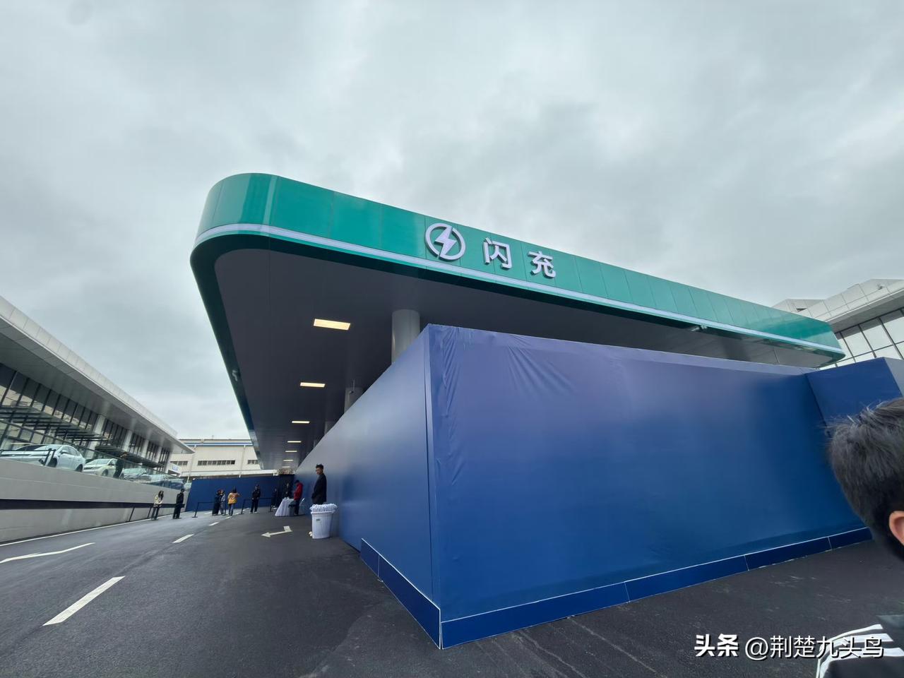 哇，有一种速度叫比亚迪速度
闪充、站！已经就位，规格做的和加油站一样[笑哭]
便