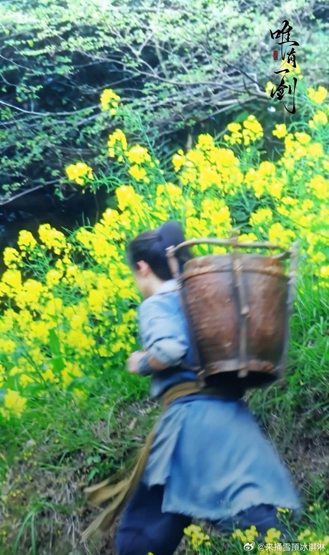 吴磊到底是演杨过的吴磊这张脸穿破烂都好看吴磊穿破布麻衣，怎么比我穿名牌还帅啊！ 