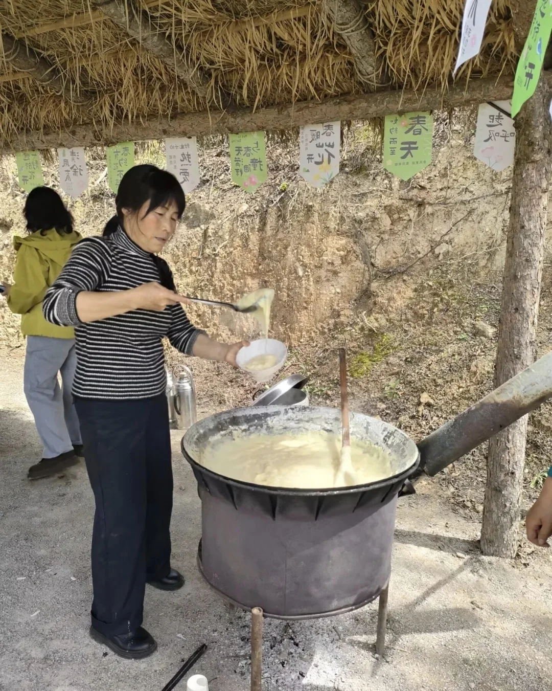 老家的散饭，是冬日里最暖的乡愁。玉米面慢慢撒入沸水，木制叉子顺时针搅动...