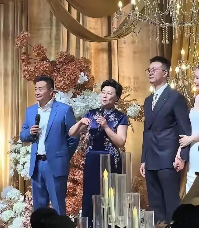赵海燕是真低调，给儿子操办婚礼，主打的一个节俭，婚车也没有专门雇，而是理想赞助的