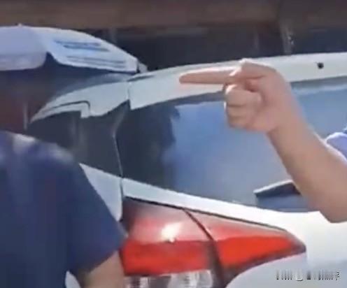 不是，现在的交警都这么拽了吗？你不回答别人问题也就算了，还当众骂人这就有点说不过