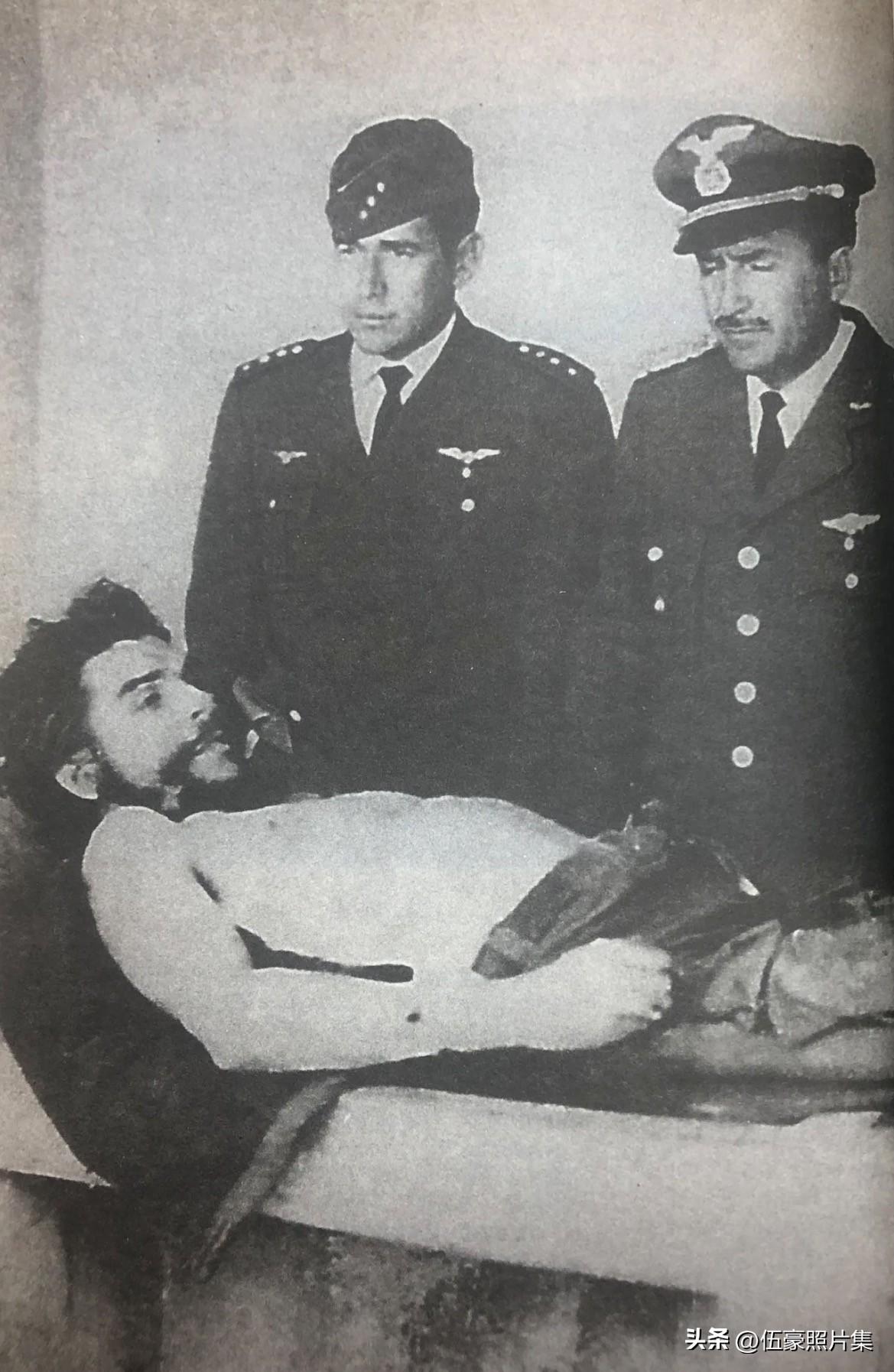 1967年10月9日，格瓦拉被杀害后的一张照片，尸体前两个人的表情与格瓦拉的安详