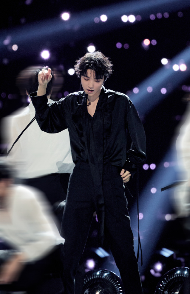 王俊凯TOPME “我自巅峰”“超期待”——这七个字仿佛为他量身打造。舞台上的他