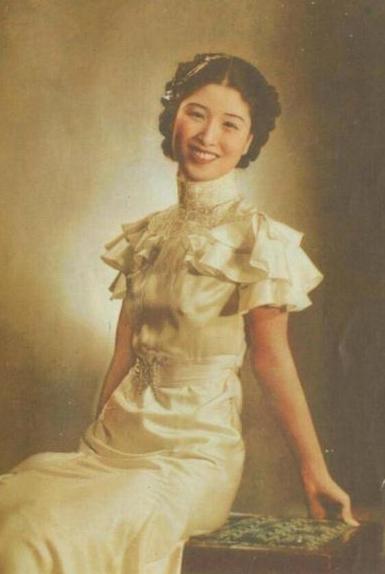 1940年深夜，民国大美女郑苹如，被秘密押到荒郊旷地执行枪决。特务垂涎她的美色，