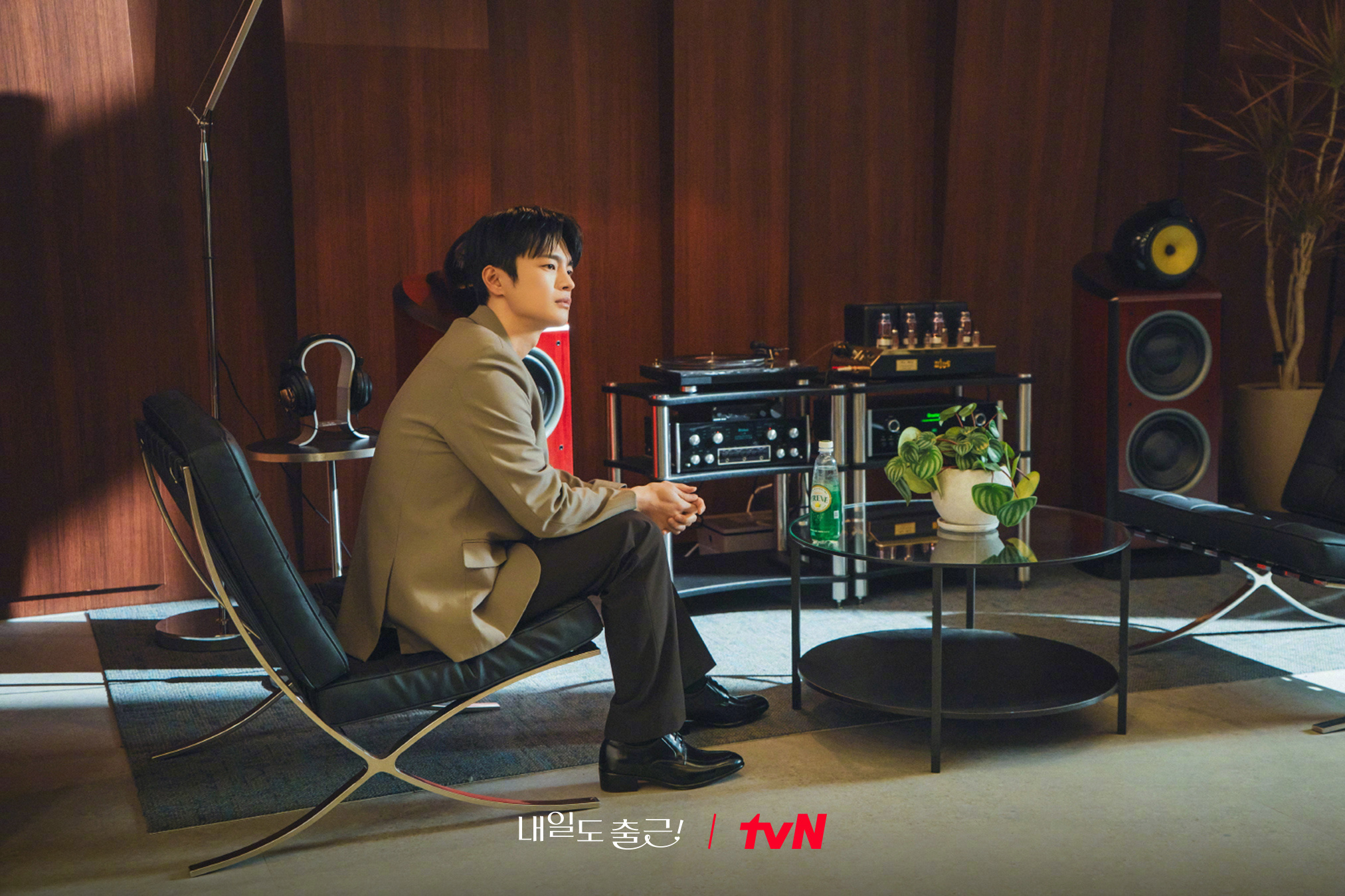 tvN新月火剧明天也要上班 公开徐仁国 剧照。该剧改编自同名网漫，讲述被工作怠慢