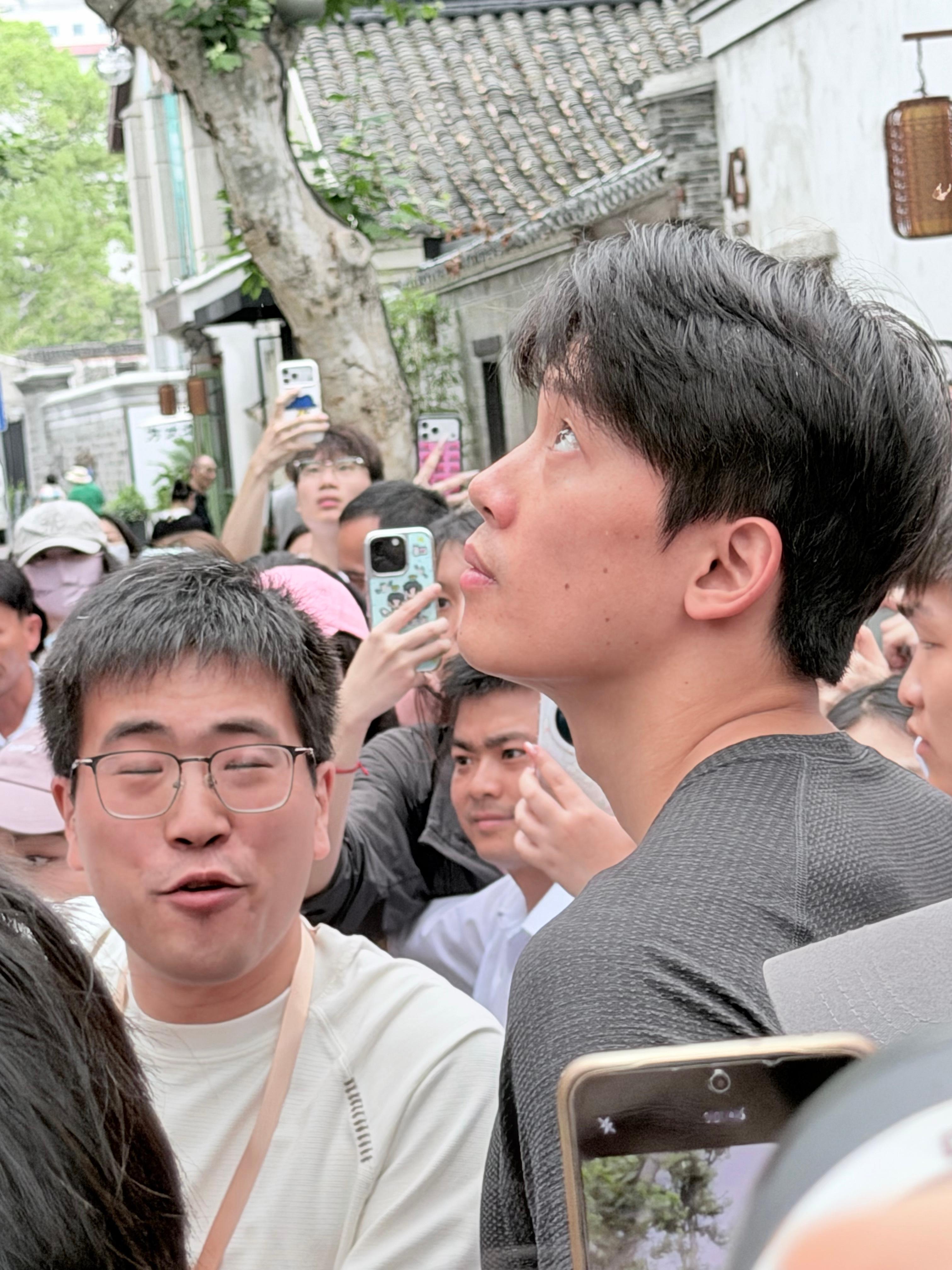 对话好好笑导游：当时剧组他们也是住在这边  我🐽：0.0  懵逼脸 一脸天真 