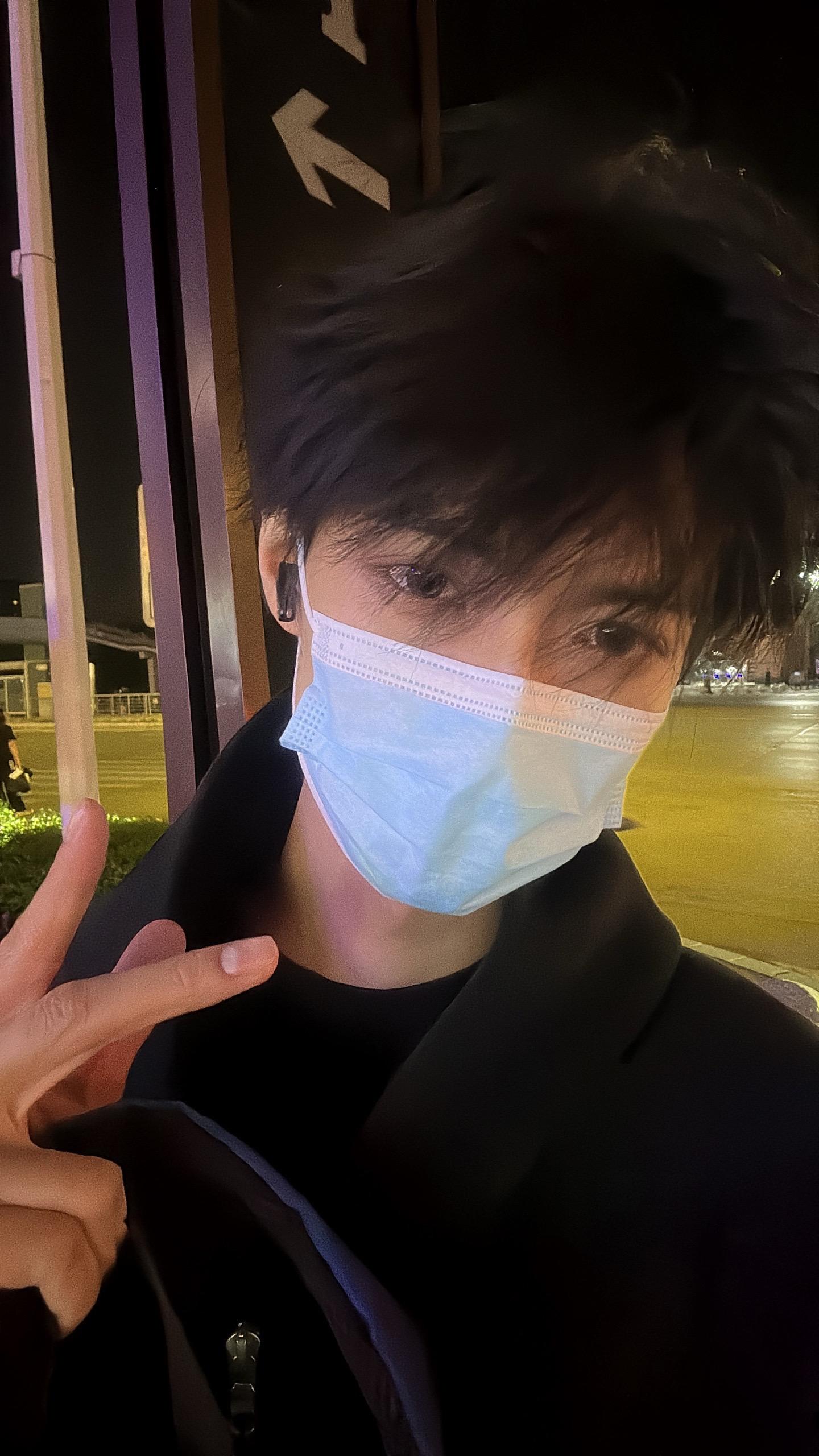 我亲爱的朋友们，你们最喜欢的主播小明眼睛肿了，申请休息一下不要太想我...