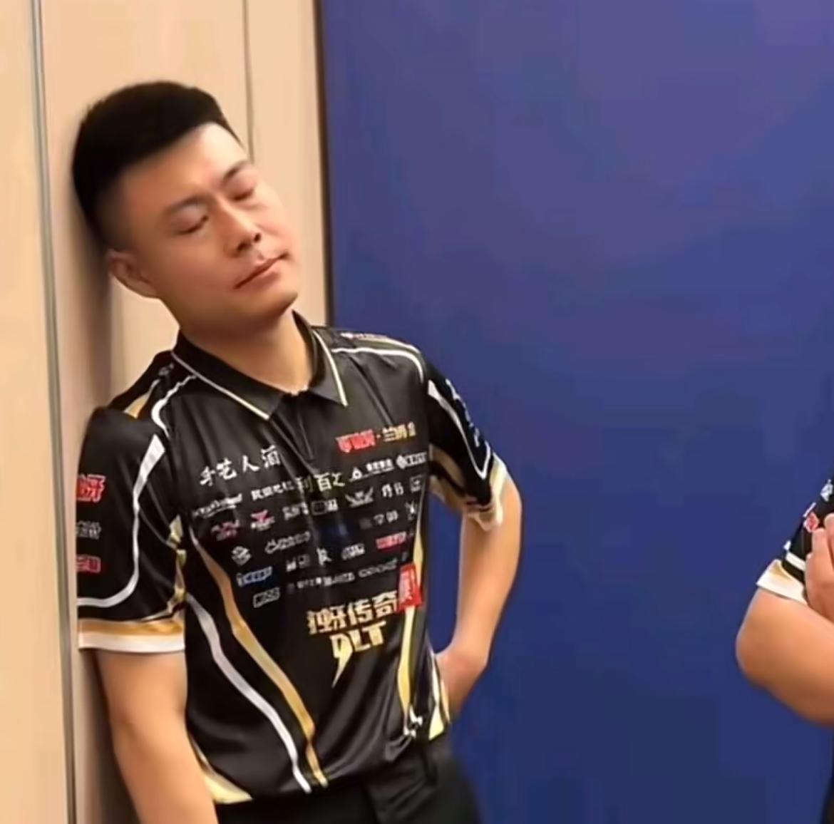 张堃鹏真的太让人心疼了。
1000万台球大奖赛，“一穿六”逆袭，想来是爷爷保佑他