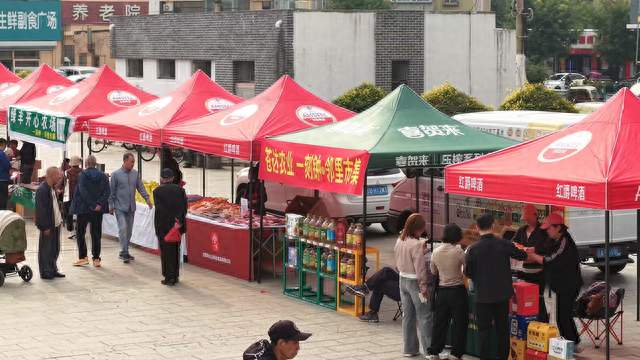 便民服务零距离 暖心惠民进社区“一刻钟·邻里市集”走进泉园广场