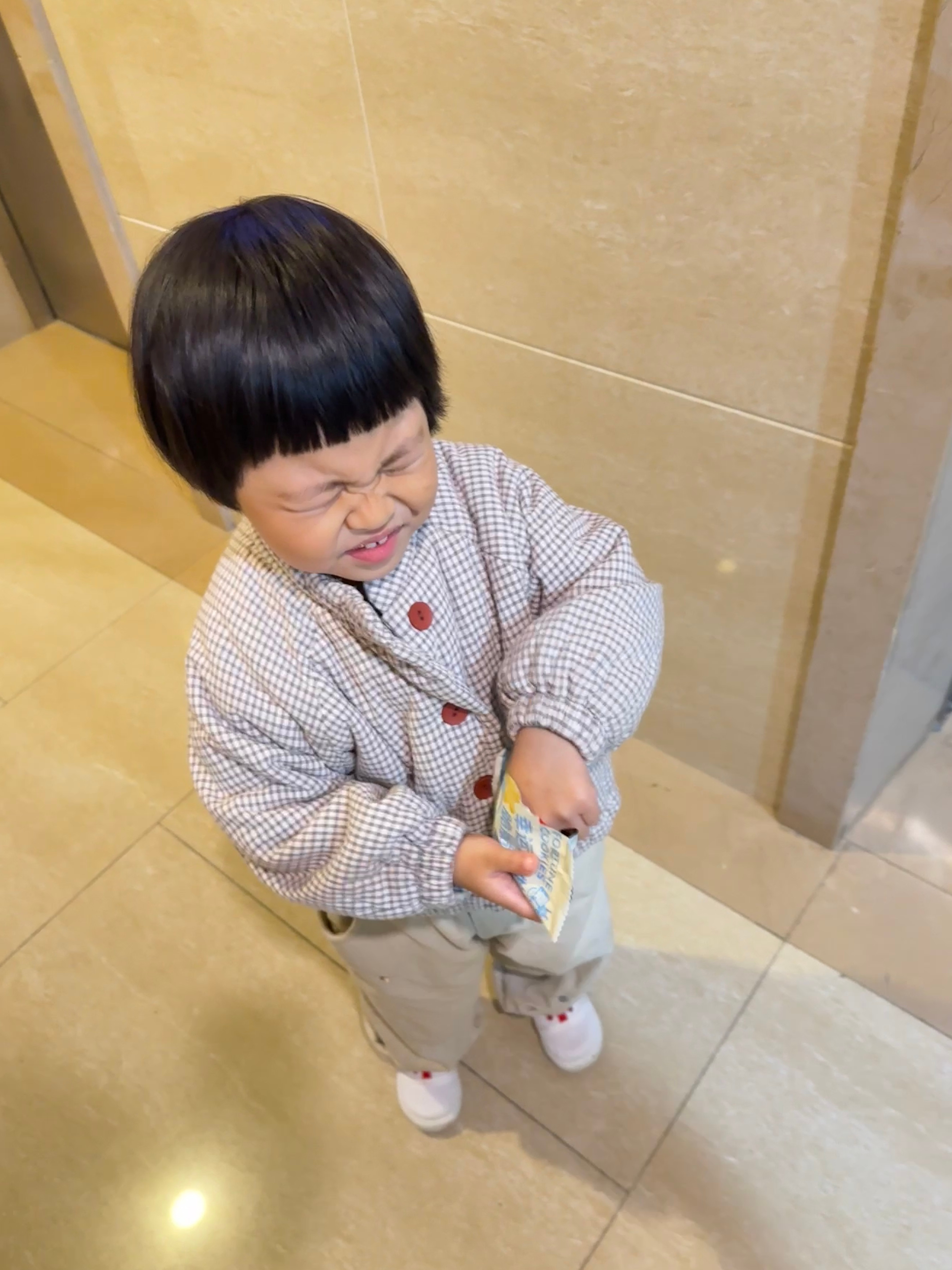 九点半孩子要求下楼跑跑抓，就抓五分钟