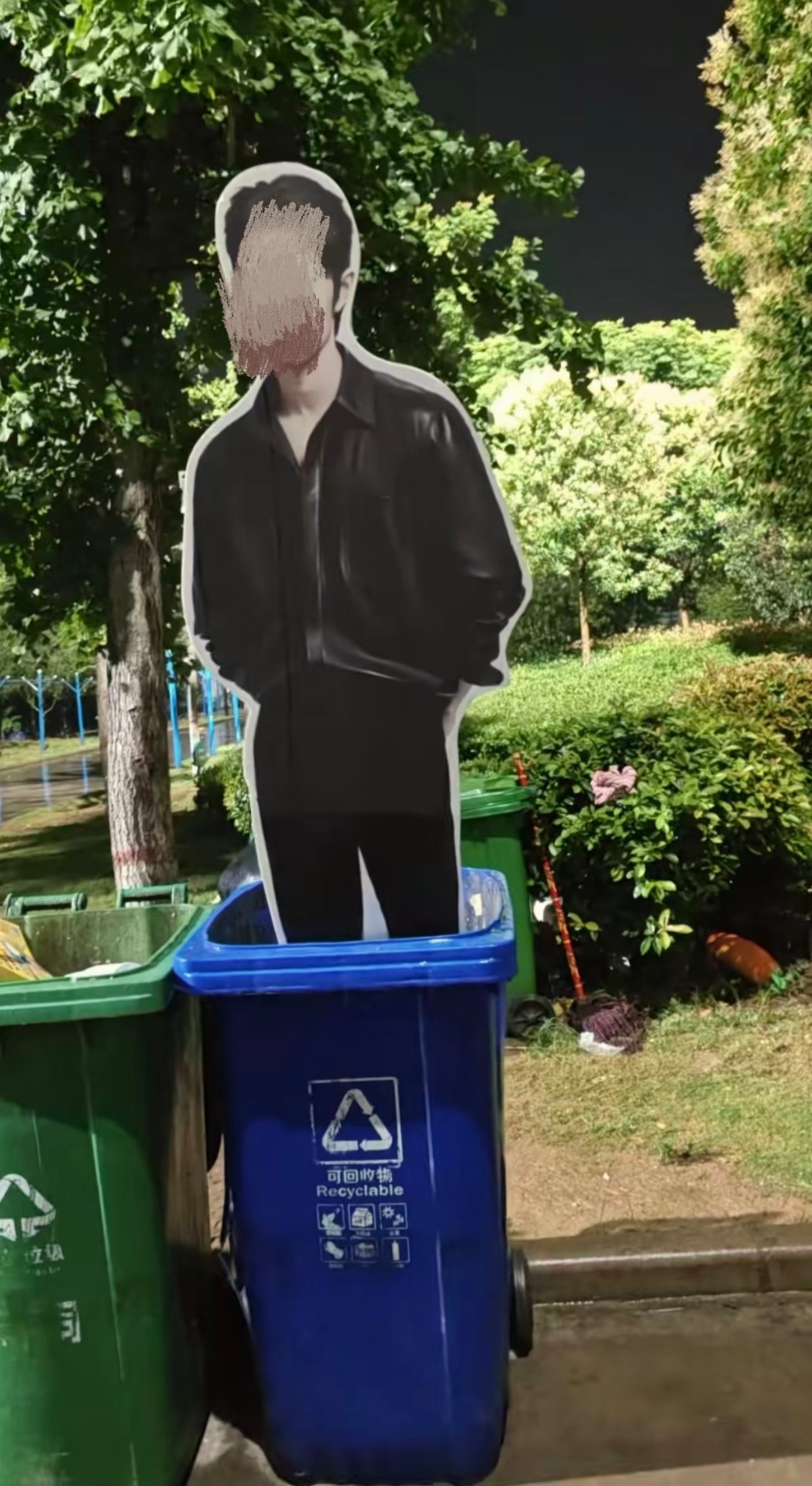 溜溜肩和垃圾桶🚮好配
