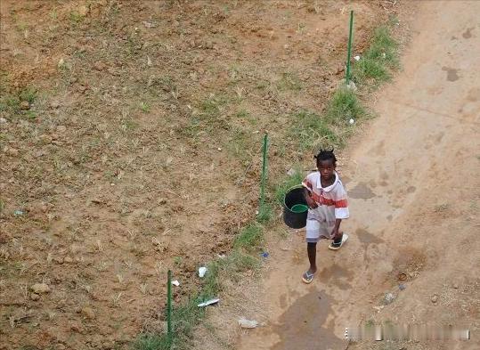 #为何越来越多的人到非洲谋生#
国产竞争压力太大，而非洲还处于刚起步的阶段，甚至