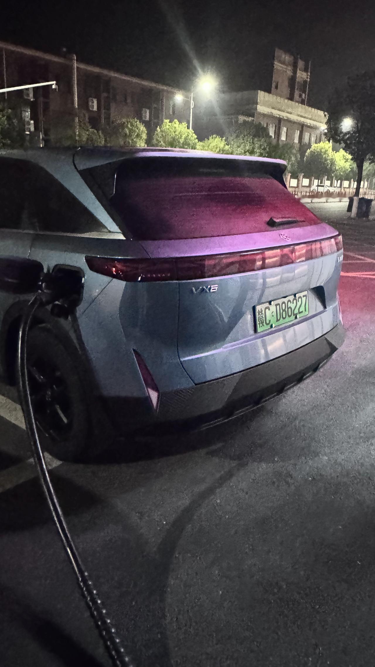 世界上还有如此自私的人！插上充电以后就回家睡觉了，也不管后面是不是有人需要充电。