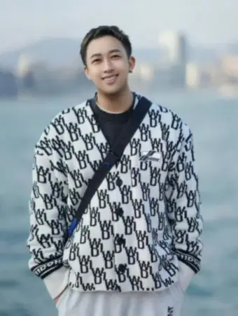 于正透露自己左耳几乎失聪 曾因此被网友网暴称不理姜思达 . 于正在采访时透露自己