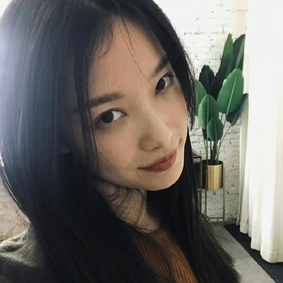 倪妮拿我的笔给别人签名倪妮本人也太美了吧！温柔又有气质，光是近距离接触就已经幸福