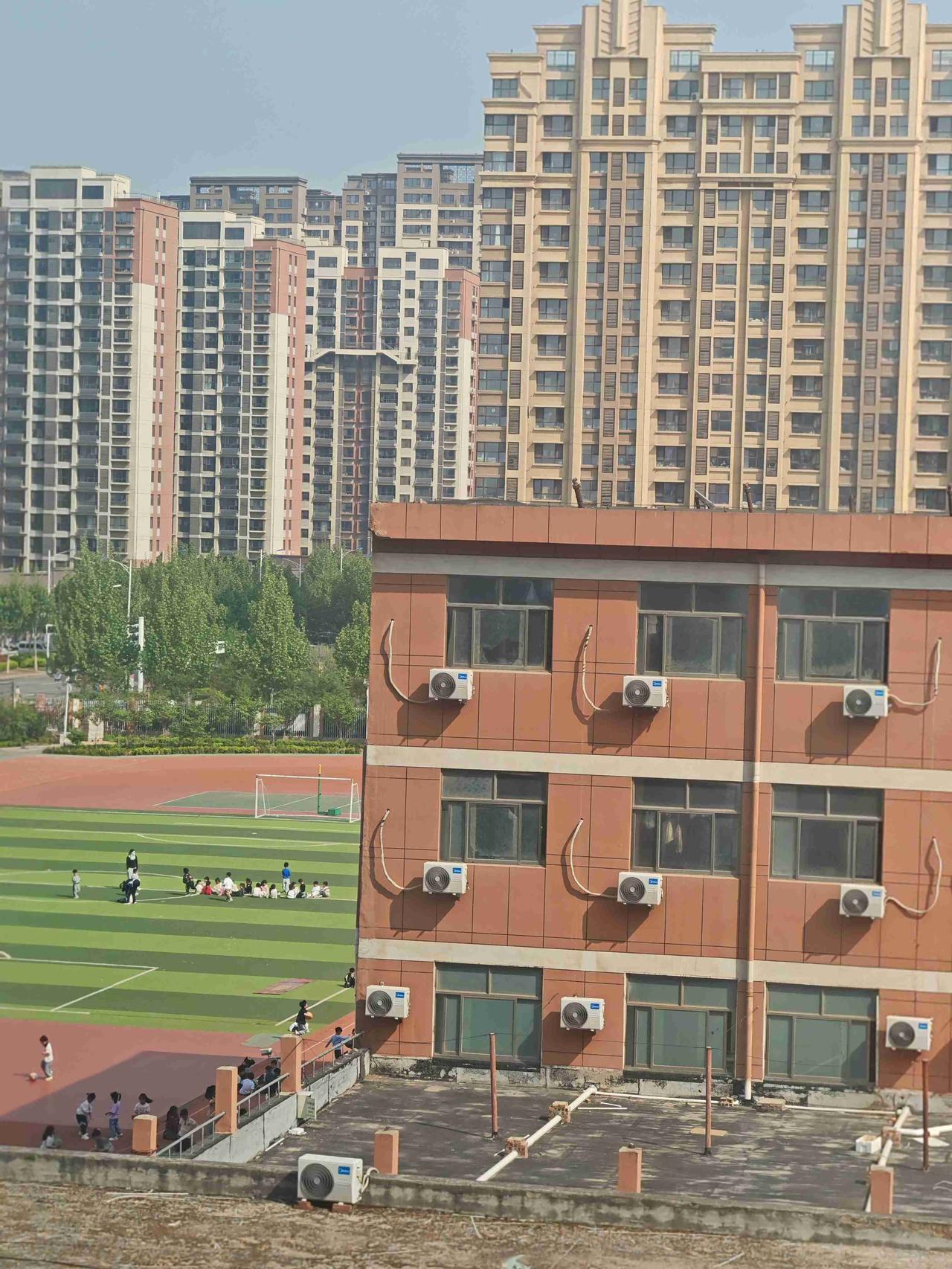 我的今日状态：😁轻松愉快
我这里的天气：☀️晴天
在小区隔壁是一所中学和幼儿园