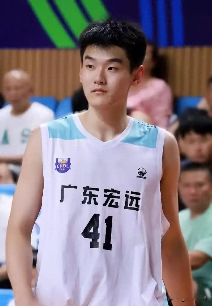 王洪泽CBA首秀，你怎么评价他：
个人觉得他沉稳扎实，不怯场，进攻时不盲目出手