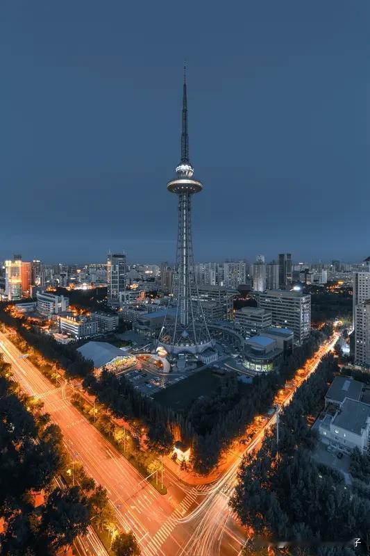 “岁启丙午，春满山河”，春节这几天，天南地北都沉浸在拜年的喜庆里。在北方，一家人