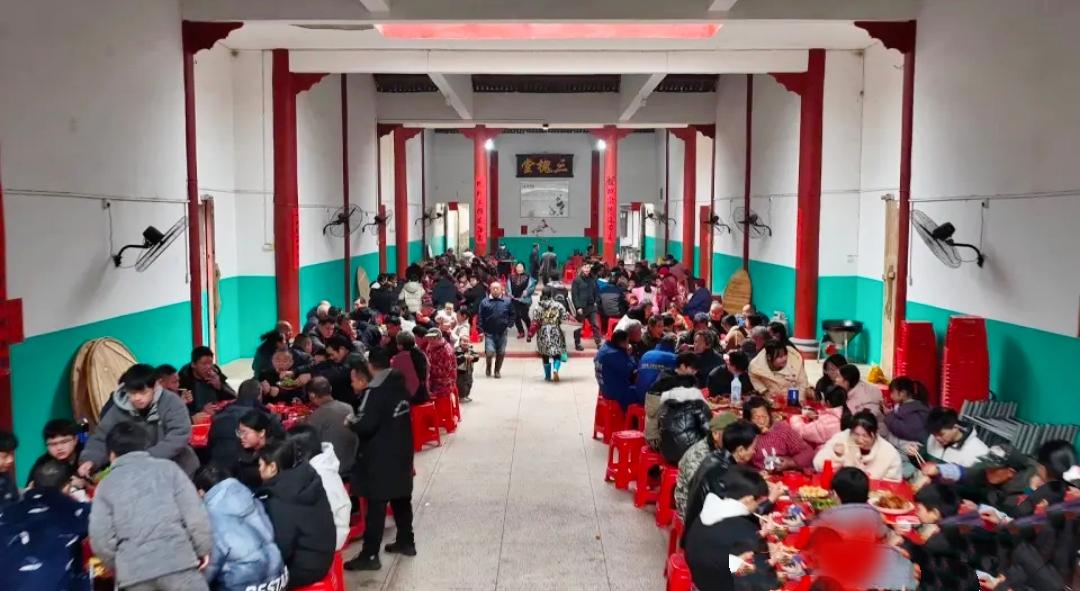 20桌酒席，敬的不是酒，是十年没忘的良心

十年前，江西男子重病缠身，家里拿不出