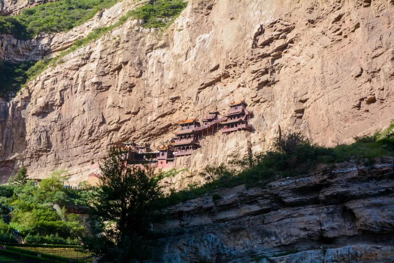 悬空寺，位于山西省大同市浑源县城东南4千米恒山磁窑峡（亦称金龙峡） 翠屏峰西侧，