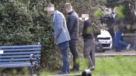 看看这群随地小便的英国老爷们！

所谓的英国绅士都是吹出来的，在大街上转头就开始