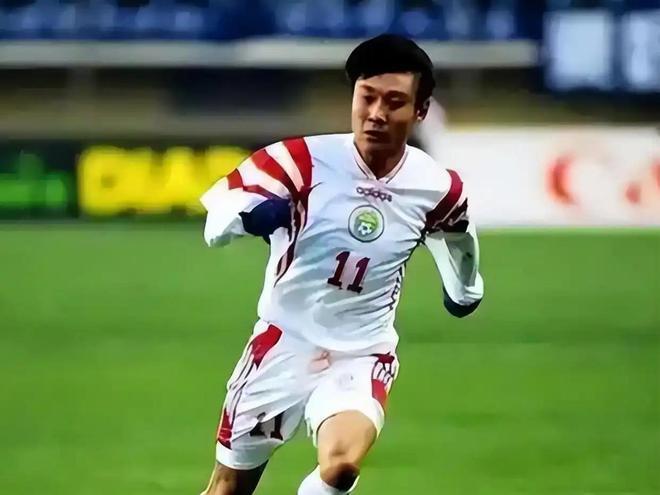 高峰在自己的二手别墅前和妻子一起种植了豆角、黄瓜、西葫芦，在家里他也开始学会喝茶