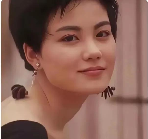 王菲长相中等，美女肯定算不上的，但是气质真的是顶级的，秒杀好多女星，歌声甜美，是