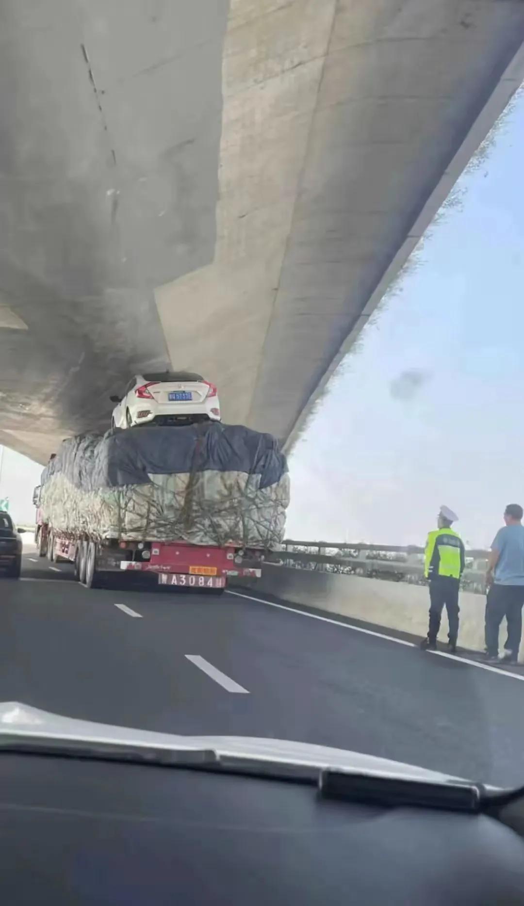 谁知道这车祸是怎么造成的？难道是撞烂护栏从另一个高架桥飞下来的？

（网图侵删）